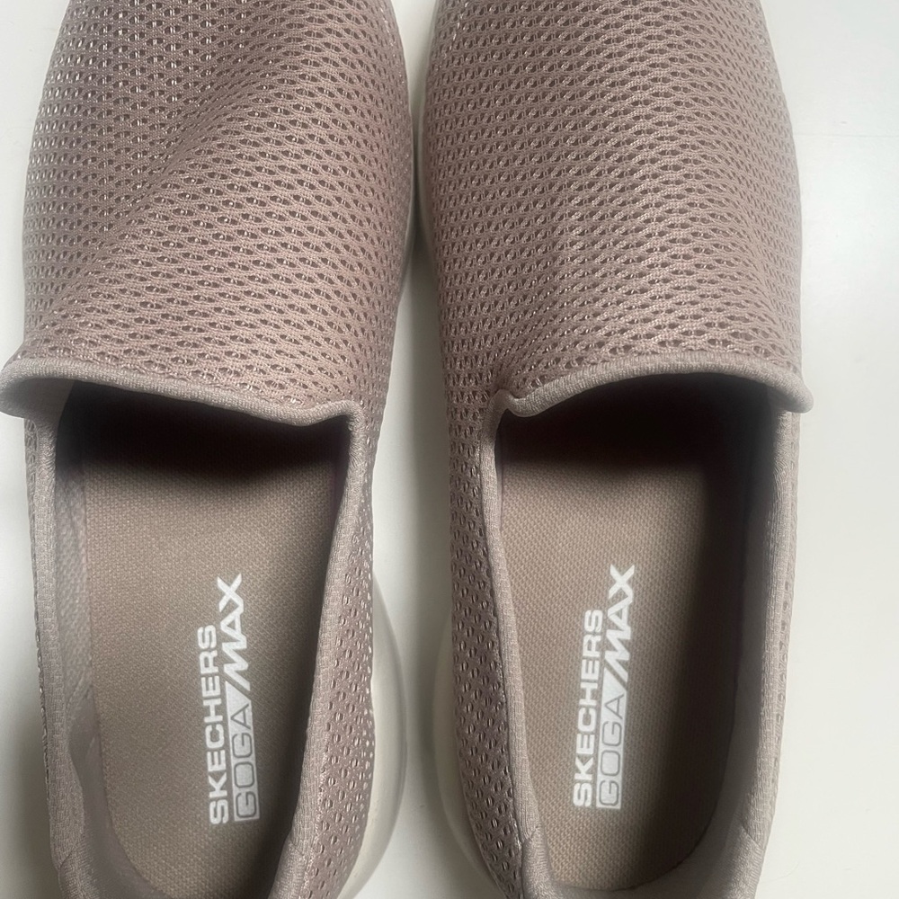 Gently Loved💜 Skechers Taupe Slip Ons